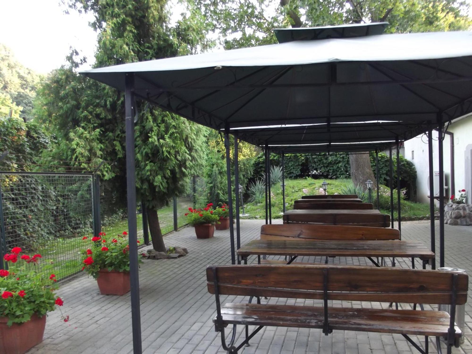Dedek Park - Historyczny Dworek W Pieknym Parku Skaryszewskim Obok Stadionu Narodowego Varsóvia Restaurante foto