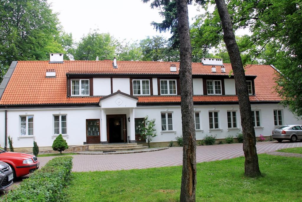 Dedek Park - Historyczny Dworek W Pieknym Parku Skaryszewskim Obok Stadionu Narodowego Varsóvia Exterior foto